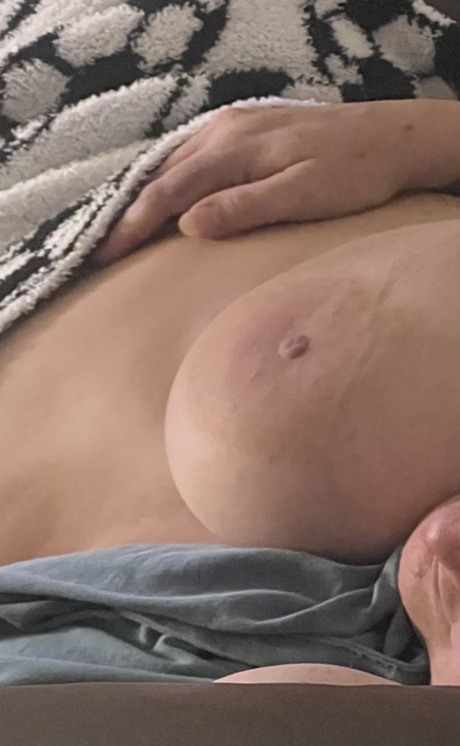 My chubby hairy wife spread, playing and begging #BYfS3kam