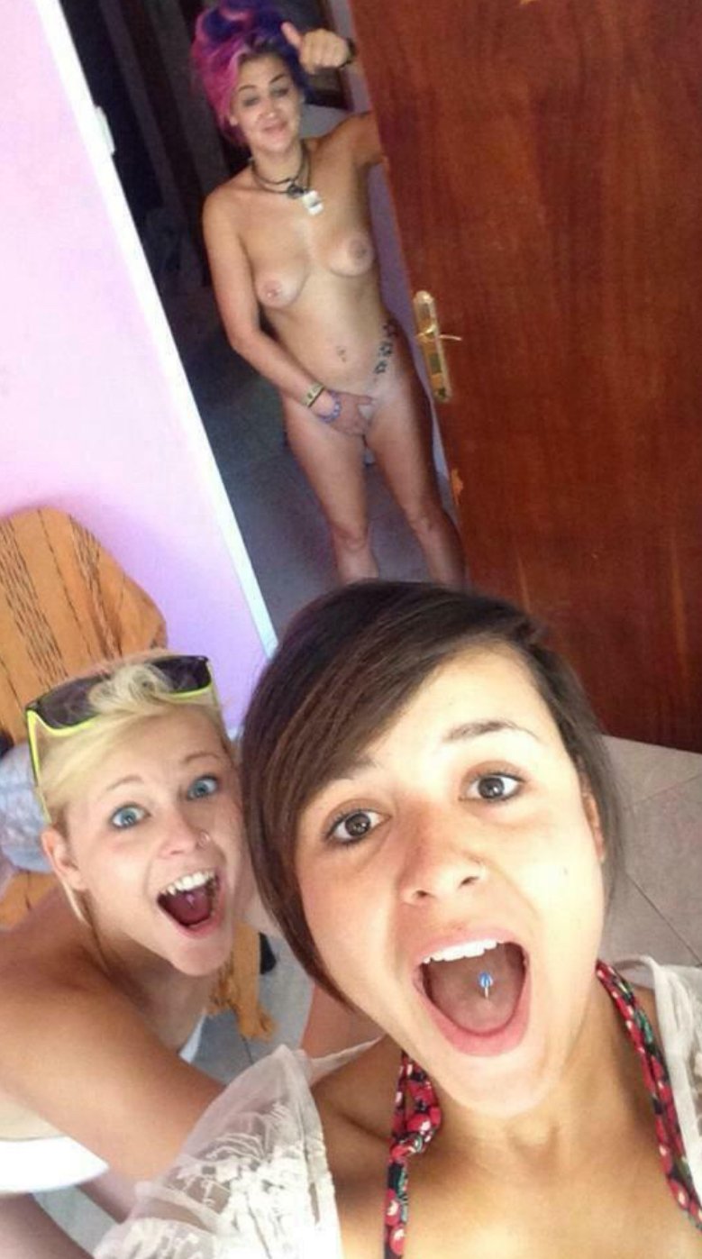 Naked friends #b5nwE9z0