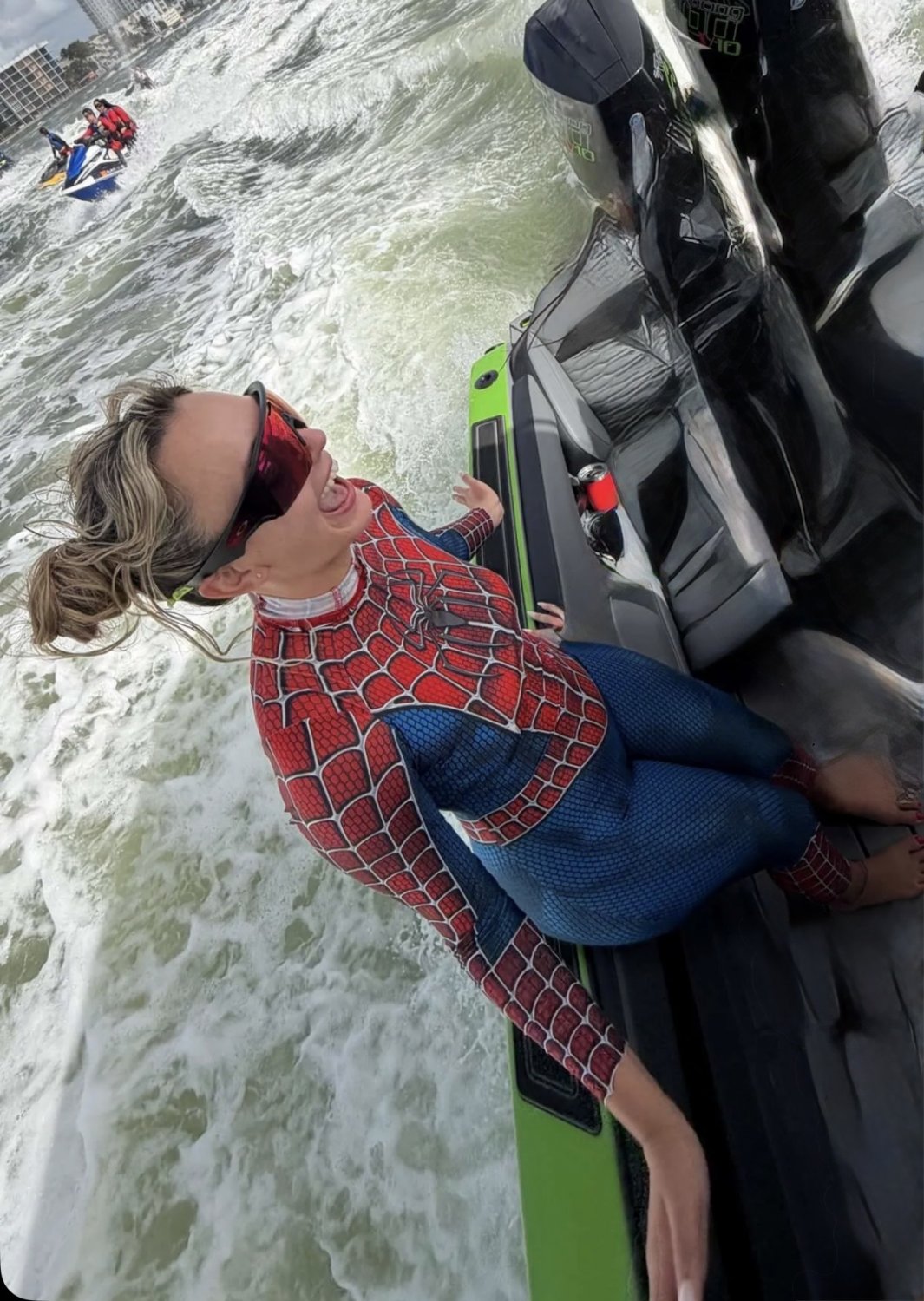 Fat ass white girl in a spiderwomen costume #AMz2SUei